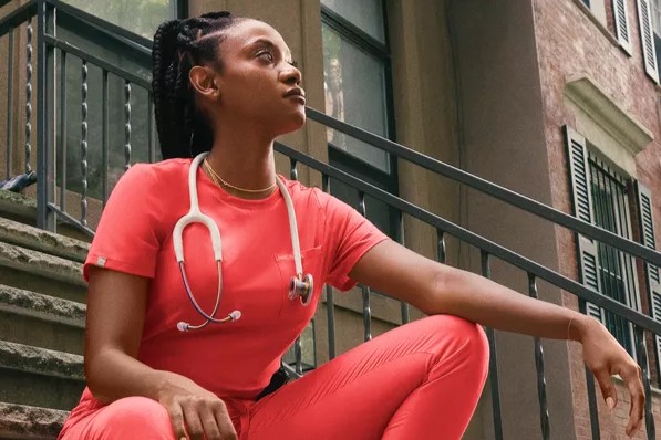 Wrinkle-Free Medical Scrubs: No-Iron Care Tips